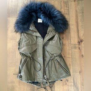 SAM Water-resistant, thinsulate vest with real fur collar.